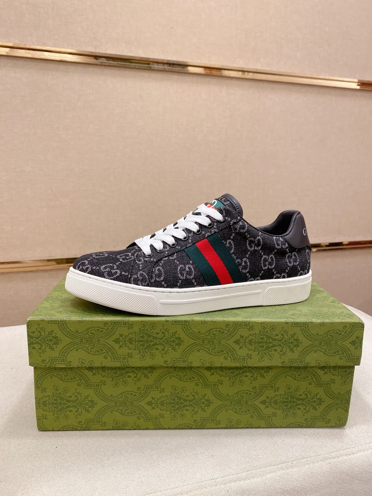 Factory price: 460💰 (GUCCI) The latest model from the official website 🎁🎁Casual and fashionable men's shoes👟, hot style 💥The version is simple and elegant, exclusive for trendy men. Unique official website latest brand elements 👑Gucci original decoration, fashionable and generous, the fabric is original cowhide ✅sheepskin lining, the official website specifies wear-resistant casual outsole, the classic model is taken in kind at the counter🎬38-44 (45 is not returned or exchanged)